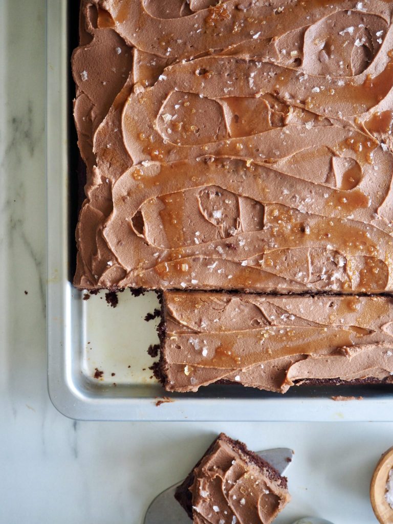 Saftig Sjokoladekake I Langpanne Med Sjokoladeglasur Og Karamell Mat