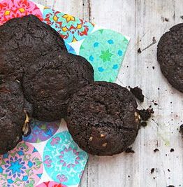 Bekmørke sjokoladecookies med kirsebær og nøtter
