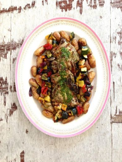 Grillede koteletter med urtemarinade og tilbehør