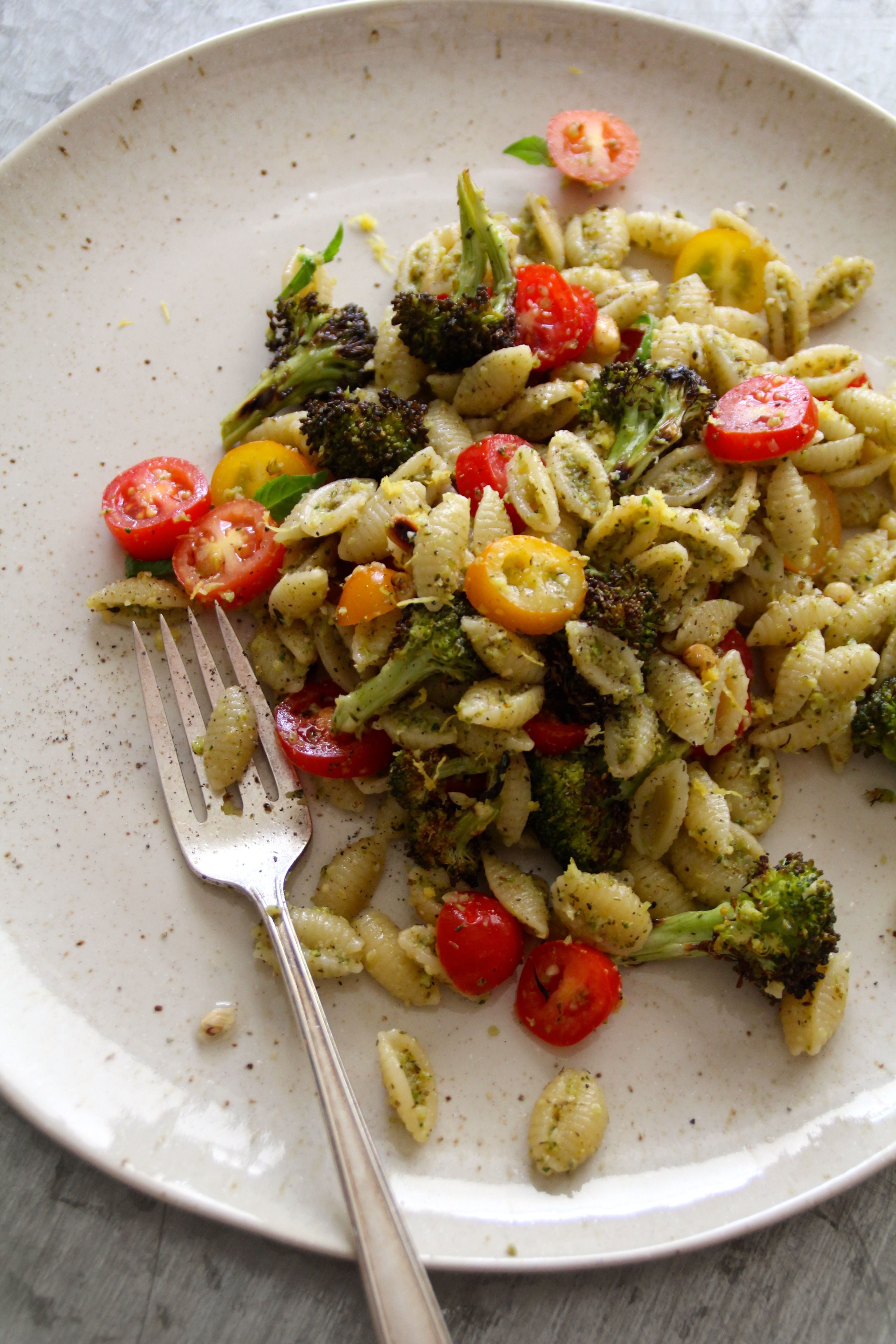 pasta med brokkolipesto og tomater