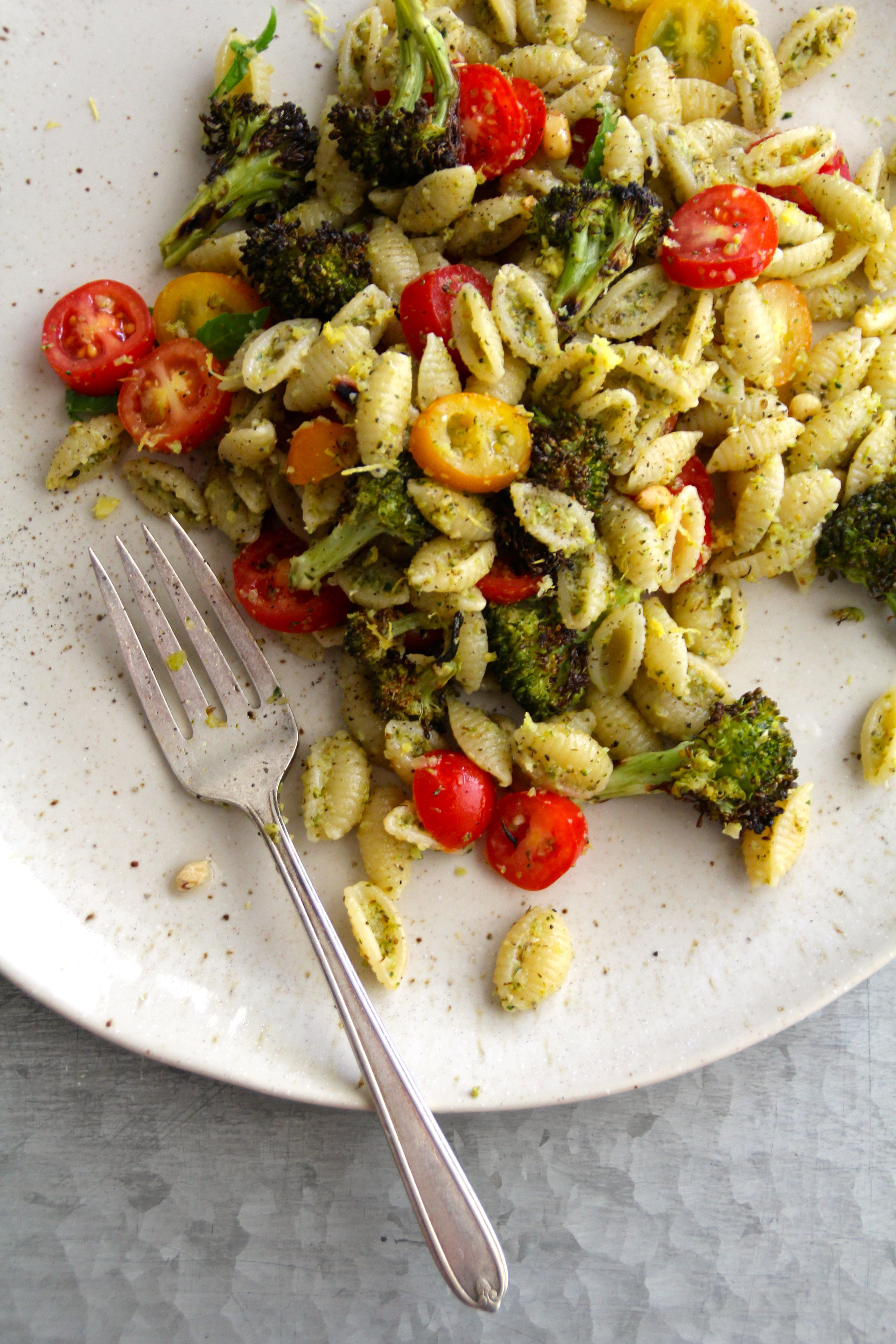 pasta med brokkolipesto og tomater
