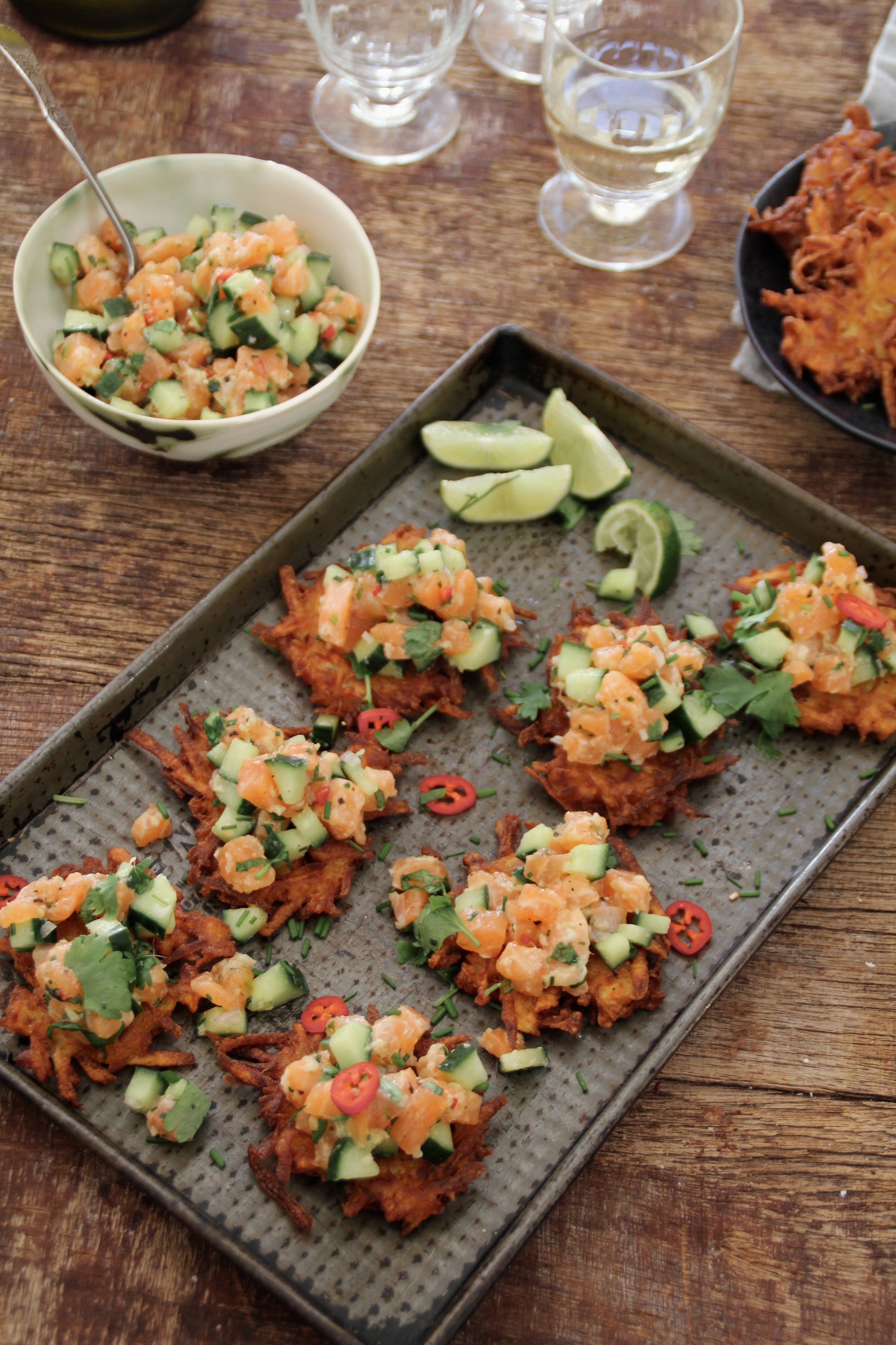 Laksetartar med potet latkes