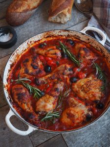 Kylling i tomatsaus med paprika og oliven