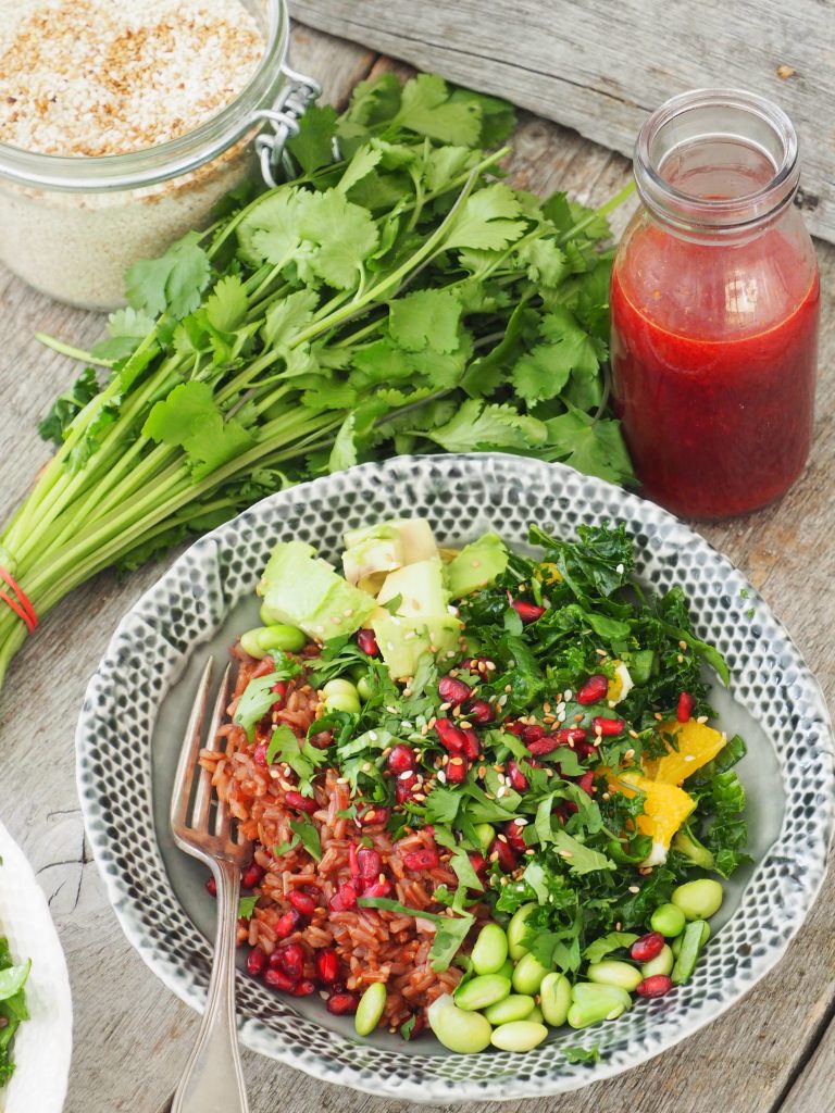 sunn salat med ris og grønnsaker