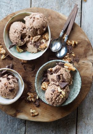 Sjokoladeis med sjokoladebiter og valnøtter, uten iskremmaskin