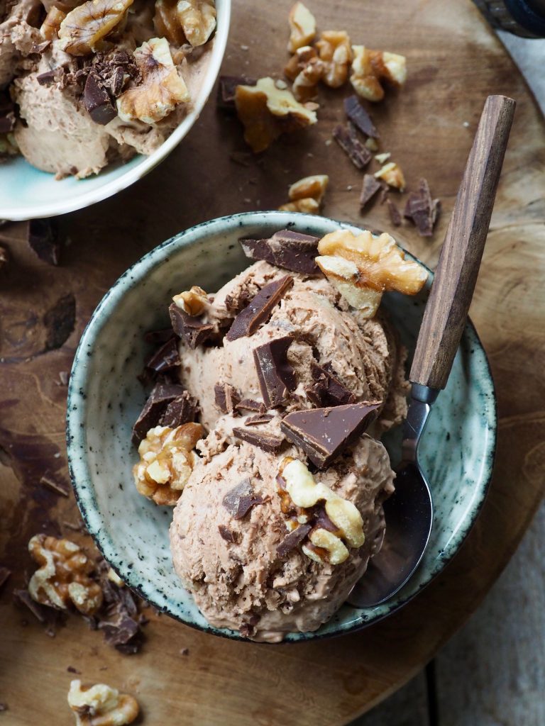 Sjokoladeis med sjokoladebiter og valnøtter, uten iskremmaskin