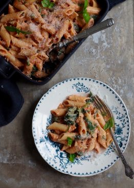 Pasta med spinat og kremet tomatsaus