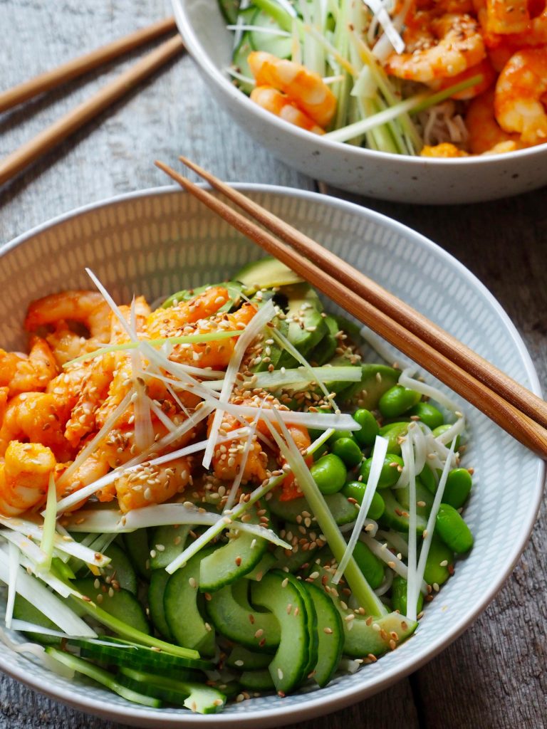 Spicy scampi med nudler og grønt