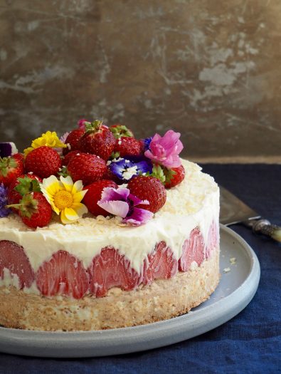 Hvit sjokoladeiskake med jordbær og nøttebunn