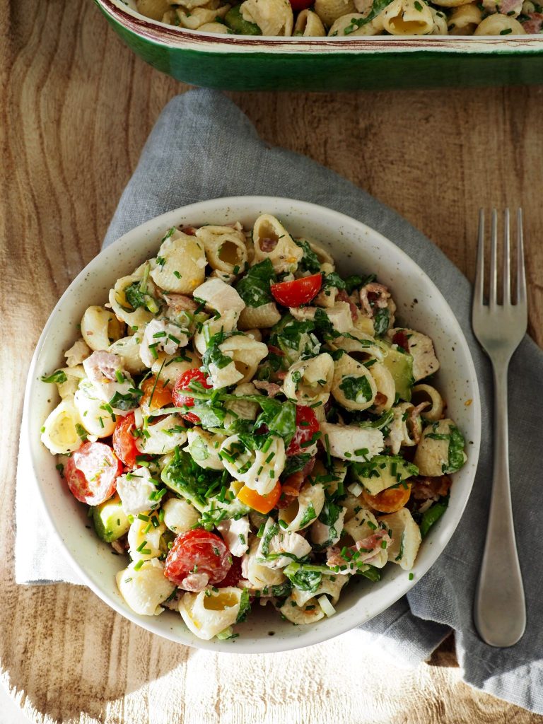 Pastasalat med kylling, bacon og avokado