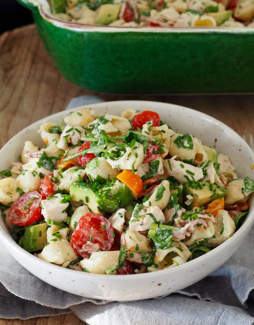 Pastasalat med kylling, bacon og avokado