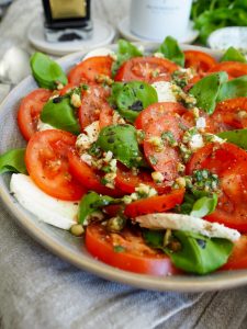 Tomat- og mozzarellasalat - Mat på Bordet