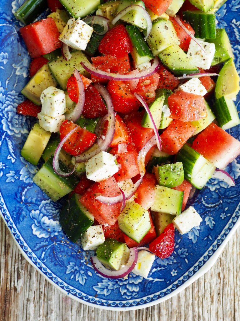 Salat med agurk, vannmelon, feta og avokado
