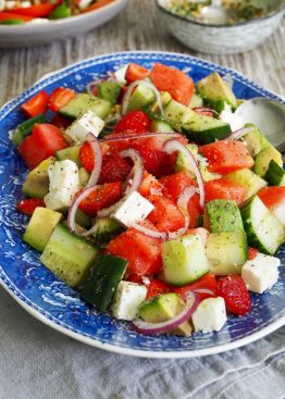 Salat med agurk, vannmelon, feta og avokado