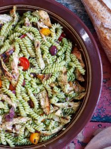 Pastasalat med pesto, kylling og tomater