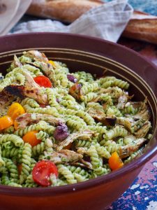 Pastasalat med pesto, kylling og tomater