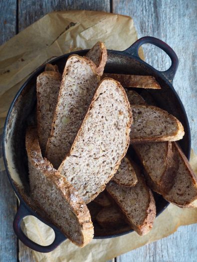 Eltefritt brød med rug og valnøtter