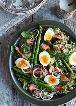 Salat med quinoa og varmrøkt laks