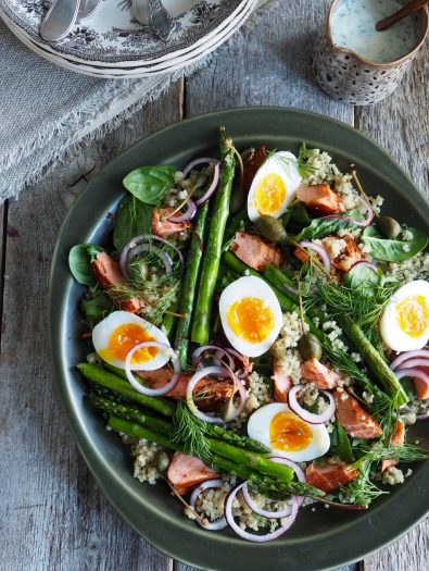 Salat med quinoa og varmrøkt laks