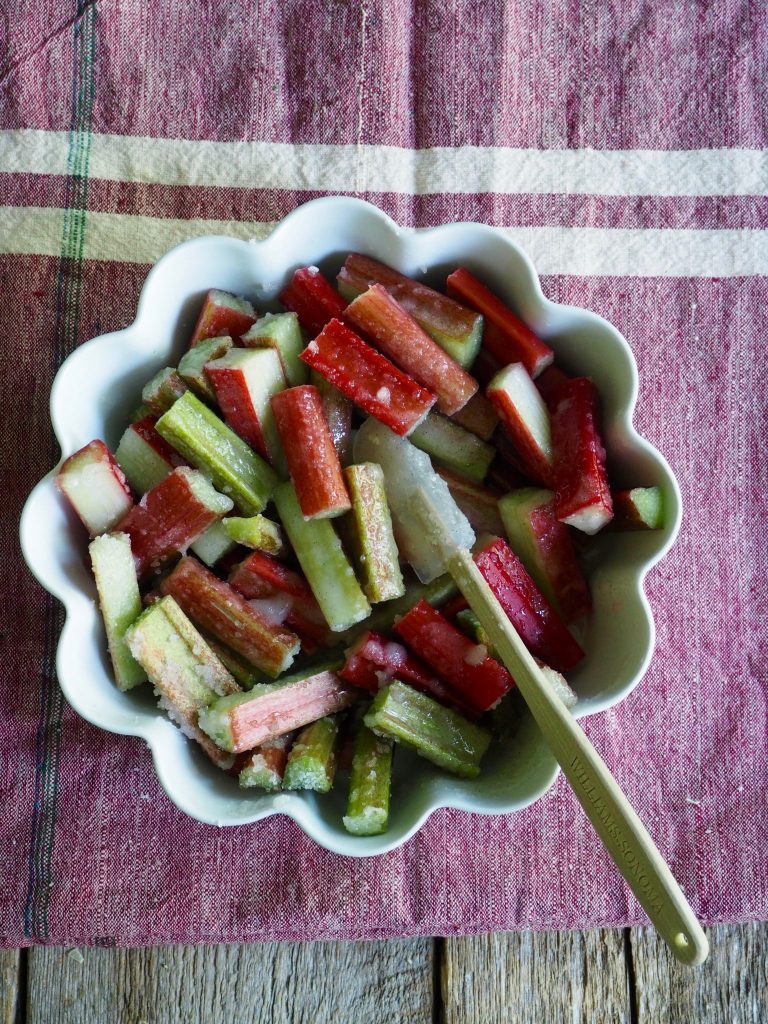 Smuldrepai med rabarbra