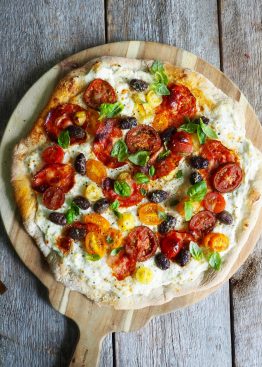 Pizza med chorizo og tomater