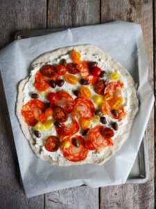 Pizza med chorizo og tomater