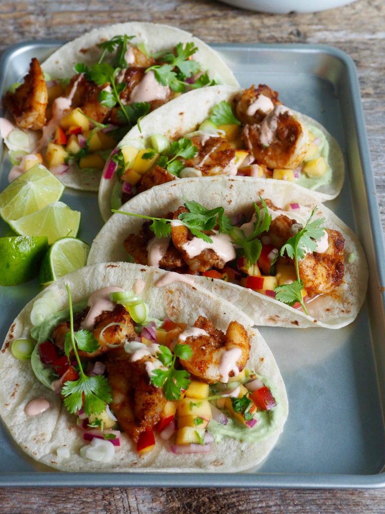 Tacos med spicy scampi og fersken salsa
