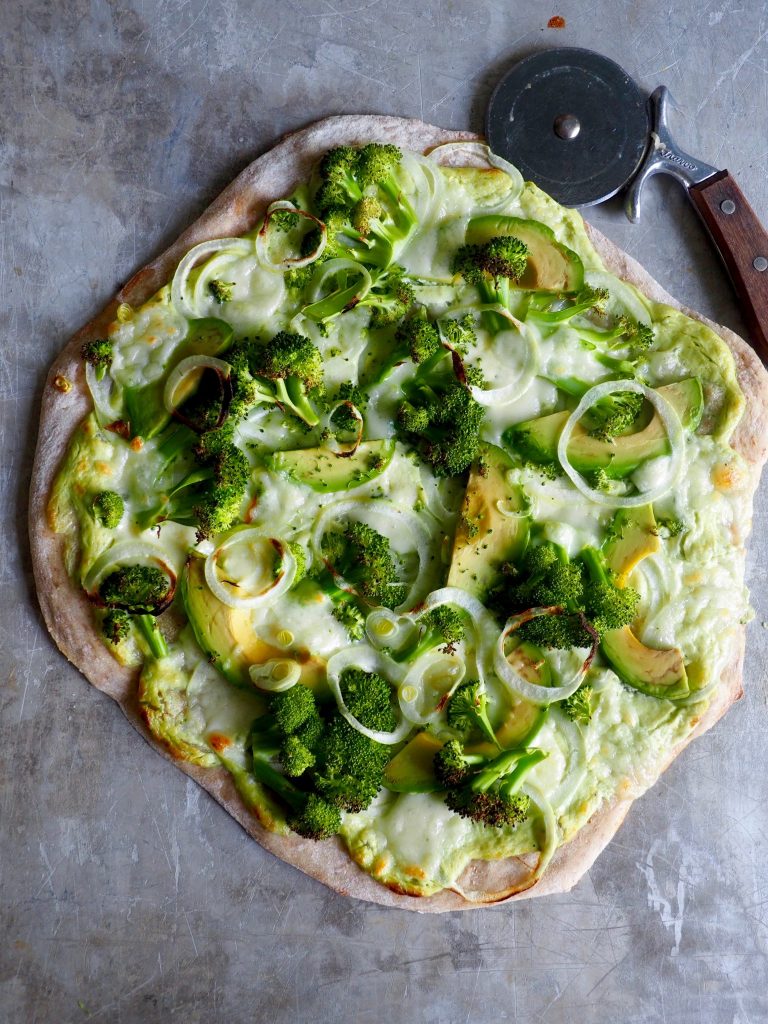 Grønn vegetarpizza med brokkoli og avokado