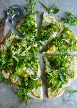 Grønn vegetarpizza med brokkoli og avokado