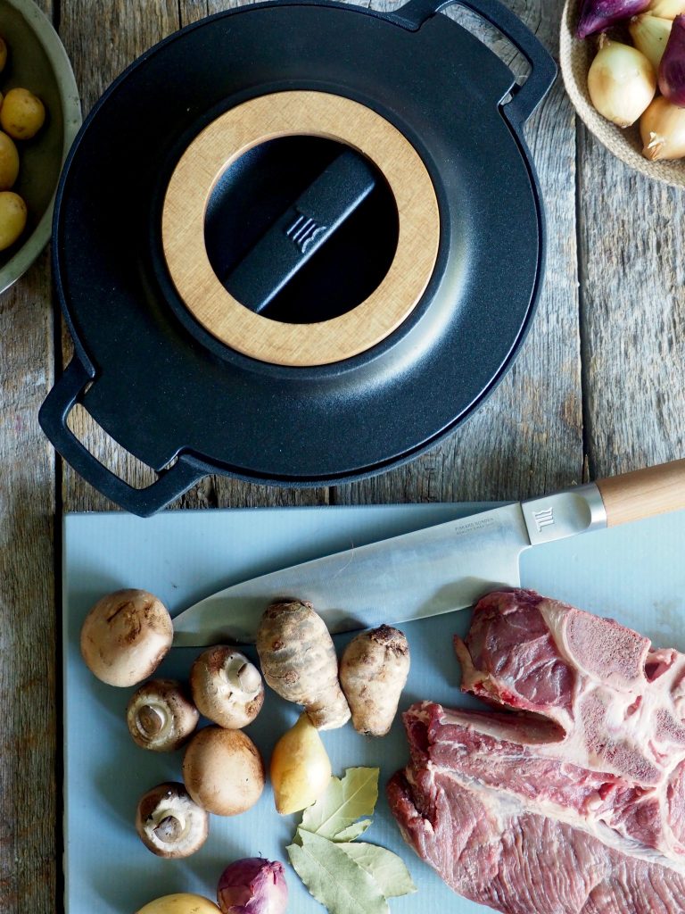 Langtidskokt oksegryte med gulrøtter, perleløk og sopp