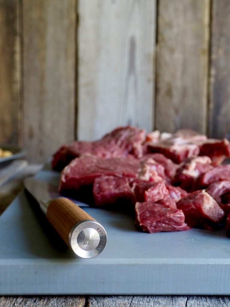 Langtidskokt oksegryte med gulrøtter, perleløk og sopp