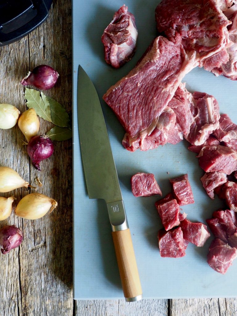 Langtidskokt oksegryte med gulrøtter, perleløk og sopp