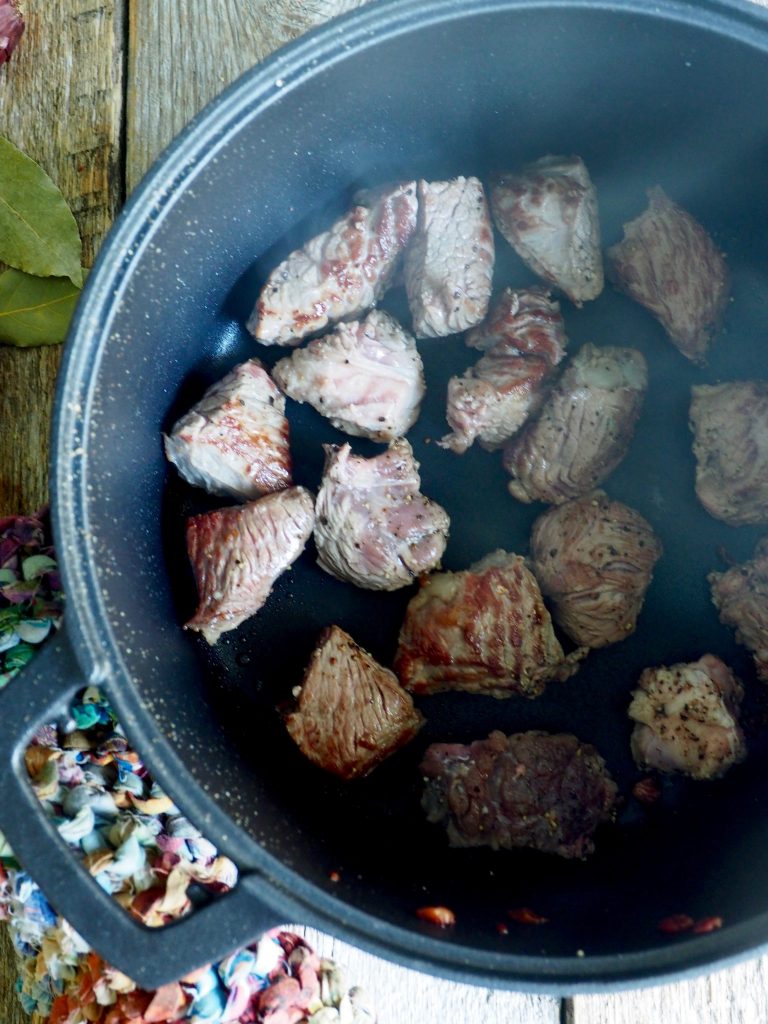 Langtidskokt oksegryte med gulrøtter, perleløk og sopp