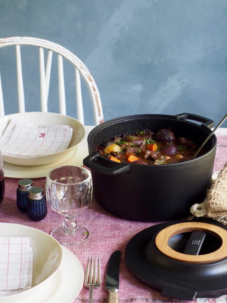 Langtidskokt oksegryte med gulrøtter, perleløk og sopp