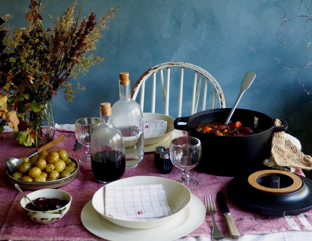 Langtidskokt oksegryter med gulrøtter, perleløk og sopp