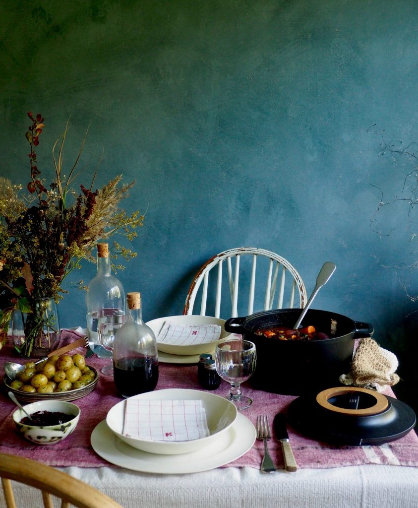 Langtidskokt oksegryte med gulrøtter, perleløk og sopp