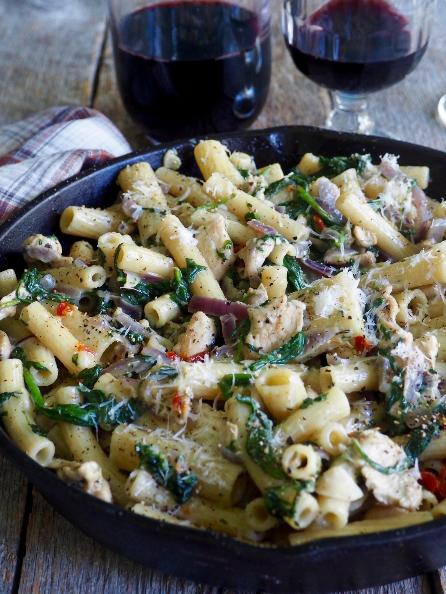 lettvint-kremet-pasta-med-kylling-og-spinat-mat-p-bordet
