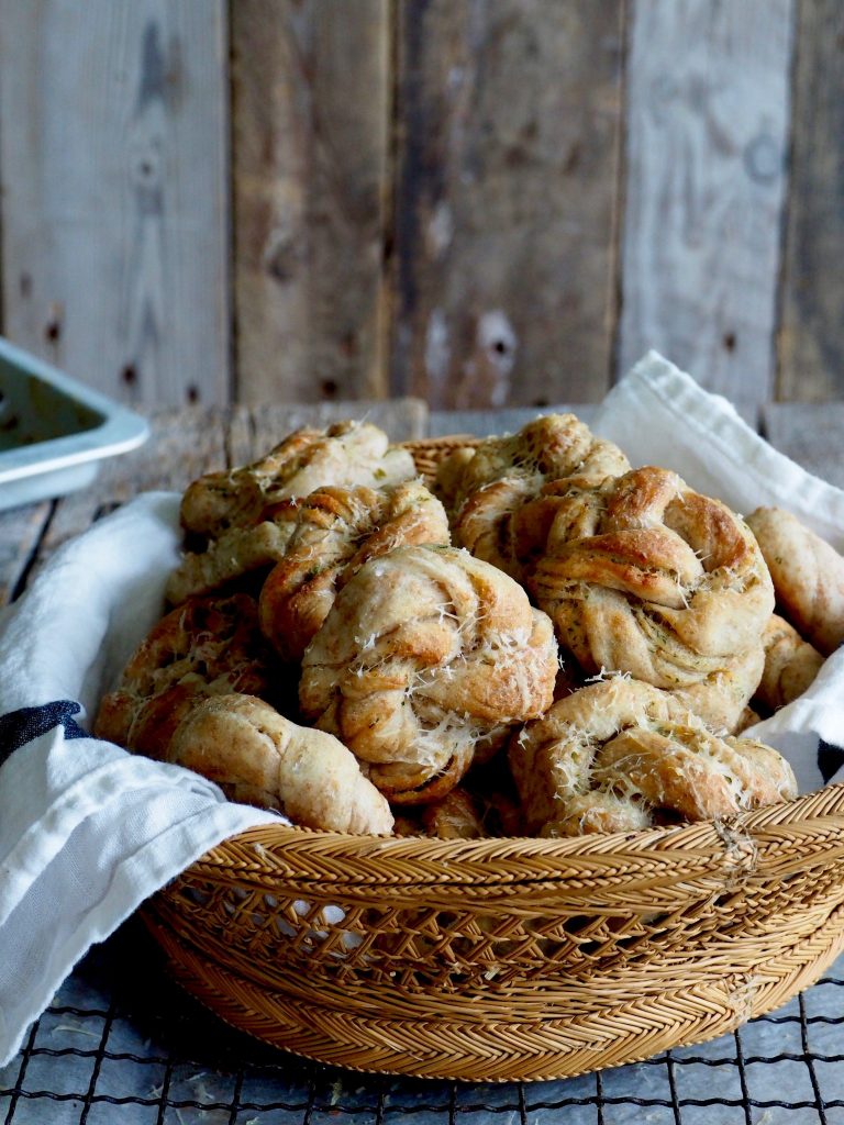 Hvitløksknuter med urter og parmesan