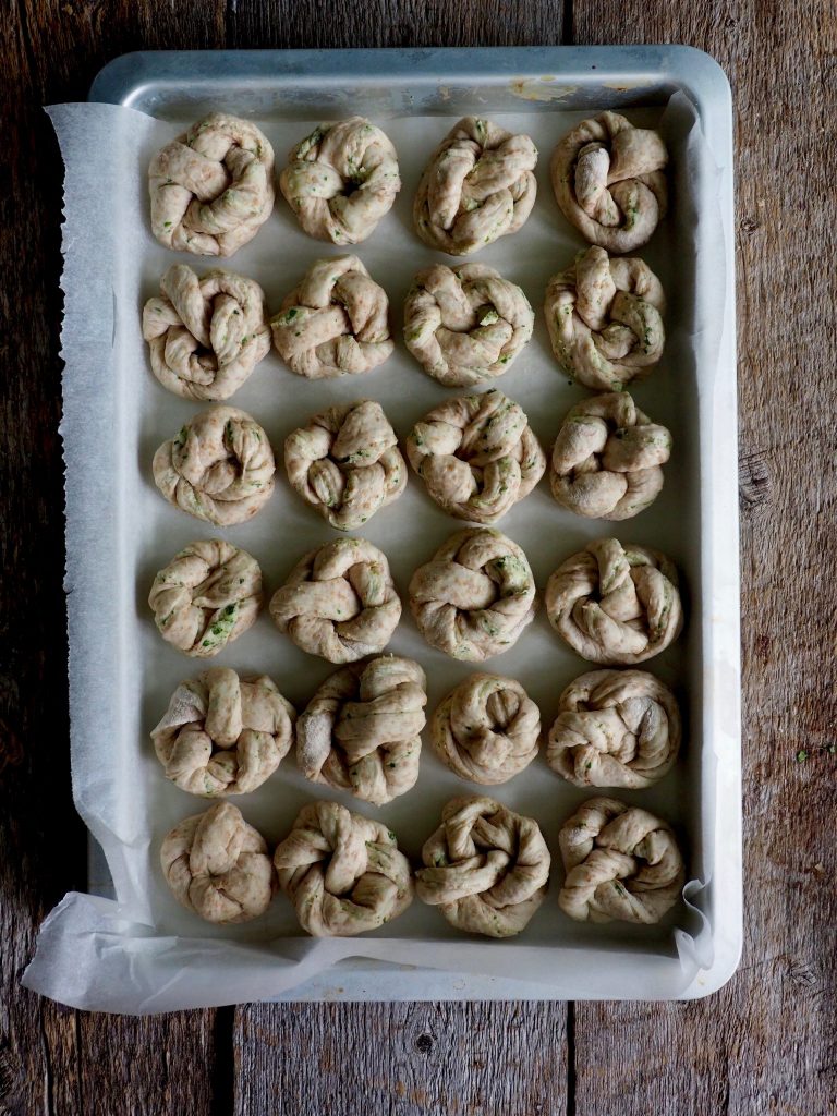 Hvitløksknuter med urter og parmesan