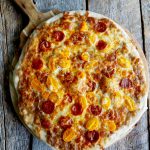 Pizza med løkkompott og chorizo