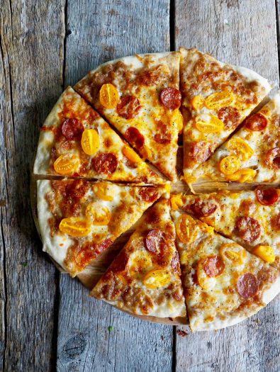 Pizza med løkkompott og chorizo