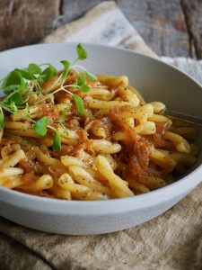 Pasta med karamellisert løk