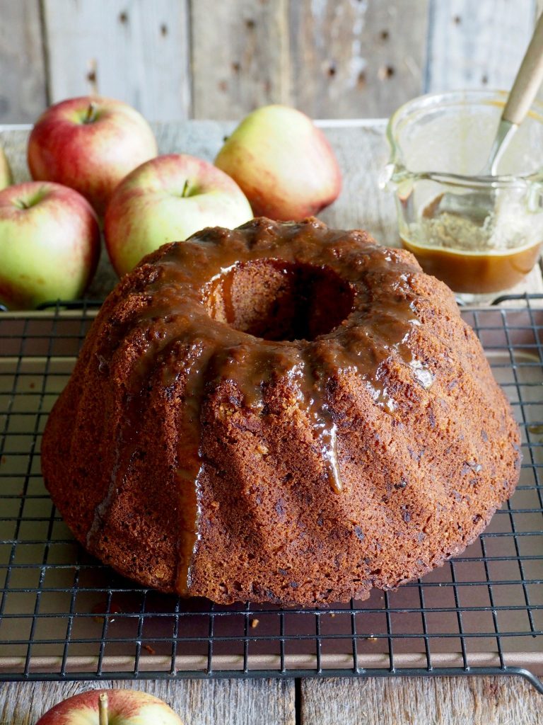Saftig, krydret eplekake med karamellglasur