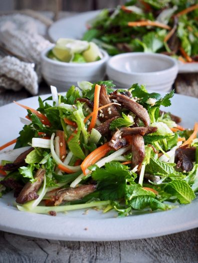 Asiatisk salat med sprøstekt and