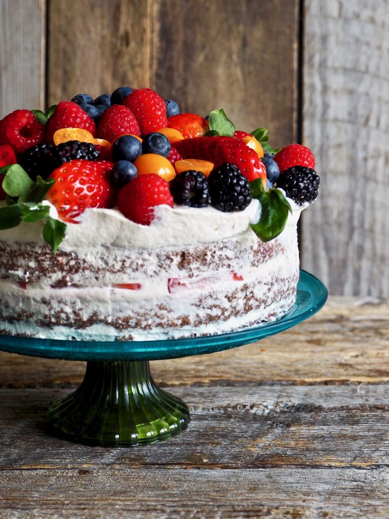 Sjokoladekake med ostekremglasur og bær