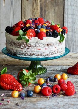 Sjokoladekake med ostekremglasur og bær