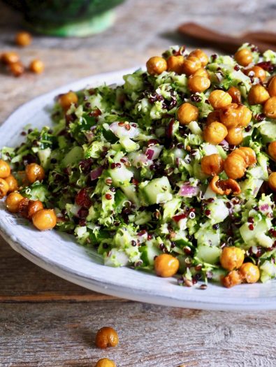 Brokkolisalat med sprøstekte kikerter