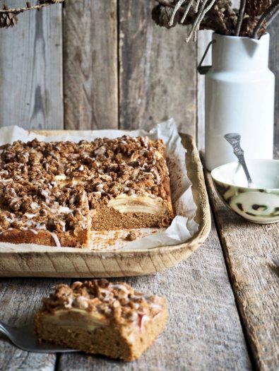 Eplekake i langpanne med smuldretopping