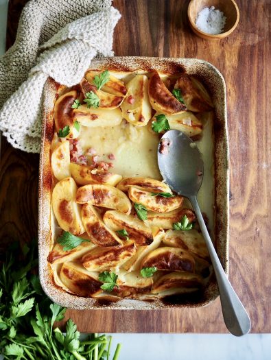 Ovnsbakte poteter med løk og bacon