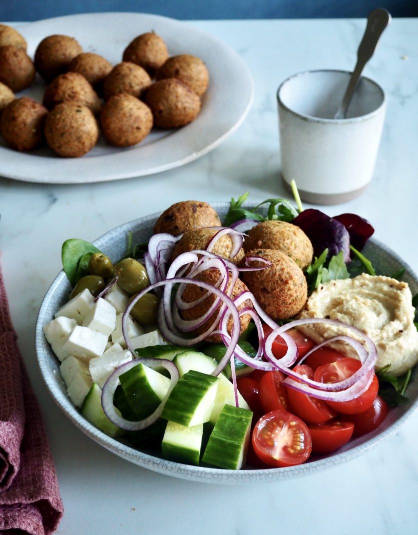 Falaffel med gresk salat og hummus